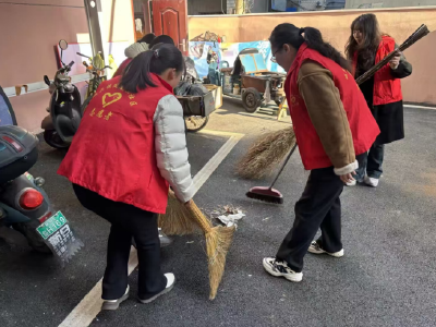 ​凤凰山社区开展卫生清扫活动