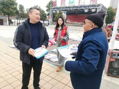 清河管理区多部门联合开展宪法宣传日活动
