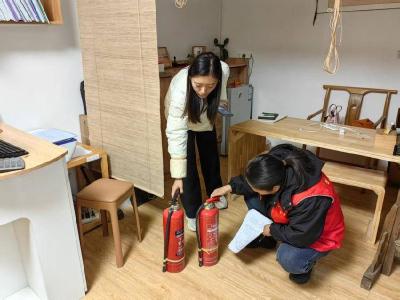 卞和社区开展“九小场所”消防检查