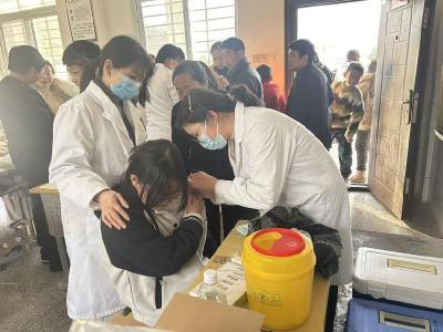 ​闫坪中学：流感疫苗“进校园”　织密校园健康网