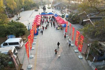 ​水镜庄社区：多彩集市进社区 志愿服务暖民心