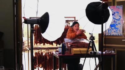 荆乡味公司：“订单养殖+古法熏制+线上销售”让2万斤腊肉乘“云”出山  
