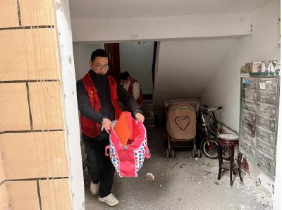 水镜庄社区联合多部门开展楼道专项清理活动