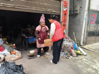 ​玉印社区开展“敲门送温暖，入户话平安”活动