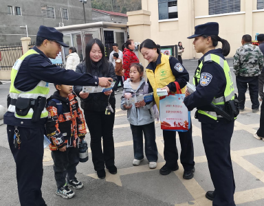 肖堰镇：警民携手“护学岗” 禁毒防艾进校园