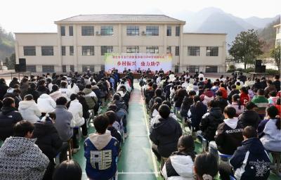 省司法厅厅长杨军一行到我县开展“乡村振兴 鼎力助学”捐赠活动