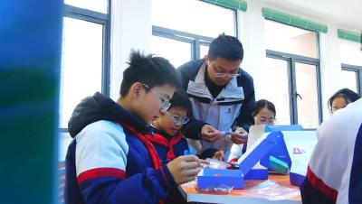 省青少年科技中心向县徐庶学校捐赠科学调查体验资源包  