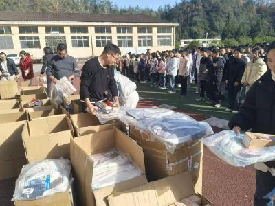 ​闫坪中学：校友情深暖初冬　爱心捐赠润校园