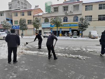 县市场监管局“热雪”奋战疏通路