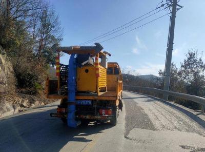 ​县公路中心清理路面碎石保畅通