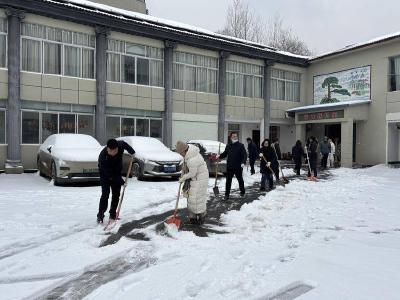 ​肖堰镇干群齐心除冰雪