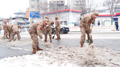 县人武部：及时铲冰除雪　守护出行安全  