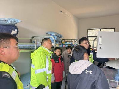 ​闫坪中学联合李庙派出所开展学生宿舍违禁品突击检查