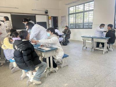 ​闫坪中学为学生进行健康体检
