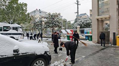 县应急管理局开展扫雪除冰行动