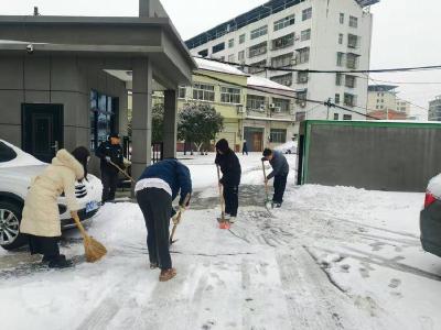 ​九集镇全力开展铲雪除冰行动