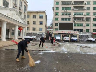 ​东巩镇：扫雪除冰保畅通　文明实践暖人心