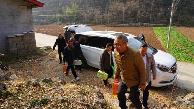 县市场监管局：政企同心解民忧　寒冬送暖显真情