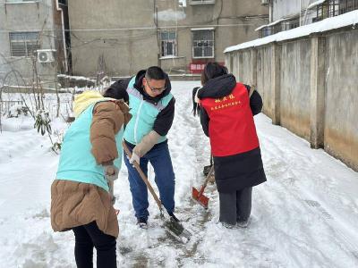城关镇：“志愿红”同心除冰雪