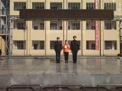 ​金庙中学：学生拾手机主动上交　民警进校园当众表扬