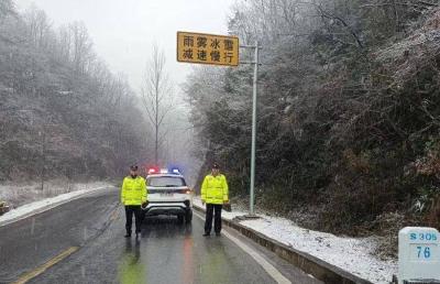 ​雪天守一线　警徽护平安