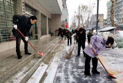 县烟草专卖局打响“除雪保卫战”