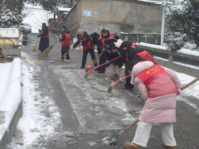 ​徐庶社区扫雪除冰保畅通