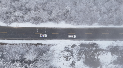 民警风雪护航保平安  