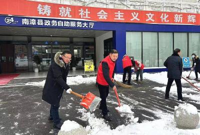 县行政审批局开展清雪除冰行动