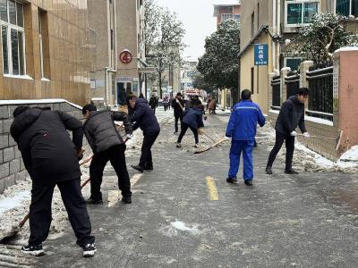 以雪为令，南漳县卫健局铲冰除雪护安康 