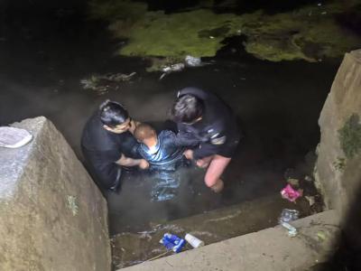 男子寒夜落水　警民联手营救  