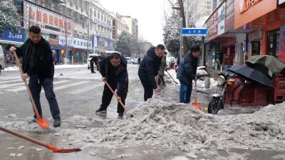 县城管执法局：闻雪而动　全力除冰保畅通  