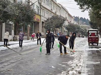 ​巡检镇：铲雪除冰保畅通　党群齐心暖寒冬