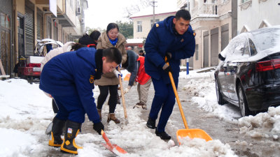 县消防救援大队：迎战强降雪　除冰保畅通
