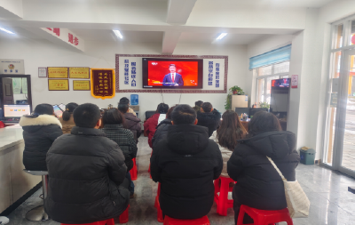 ​水镜庄社区组织党员观看《榜样10》