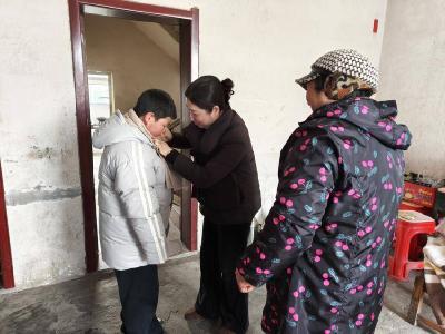 ​县妇联慰问船湾村困难家庭