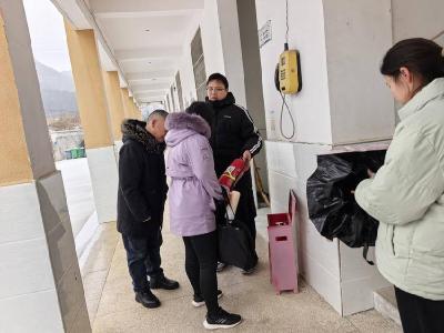 ​板桥镇：风雪无阻守安全护民生