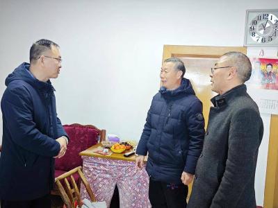 县市场监管局开展春节走访慰问退休老干部活动