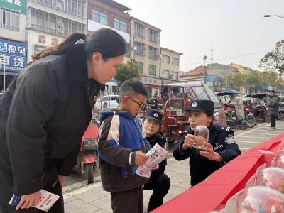 ​九集镇：部门联动齐宣传　筑牢全民防毒线