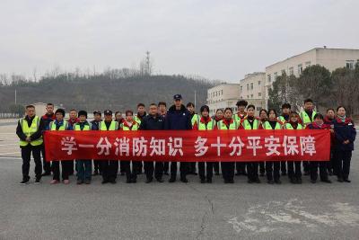 县消防救援局开展高速服务区消防安全培训及应急演练