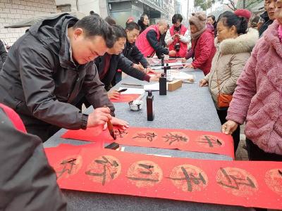 ​九集镇开展“迎新春，送春联”活动
