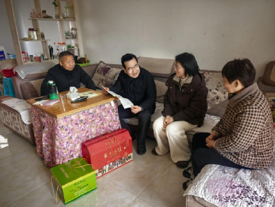 城关镇：新春送关怀　温情䁔童心  