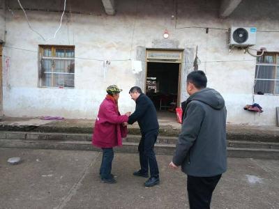 县发改局走访慰问九集镇困难群众