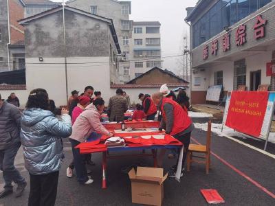 县文化馆联合薛坪镇文化站开展“翰墨迎春·福至万家”文化惠民志愿服务活动