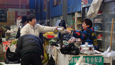 水镜农贸市场：春节不打烊　守护菜篮子