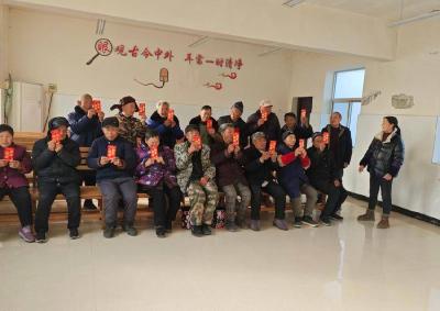 九集镇龙门福利院为老人发放新春奖励