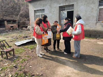 ​玉印社区：迎新春送温暖 暖民心传真情