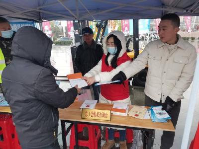 县总工会开展“尊法守法•携手筑梦”服务农民工公益法律服务活动