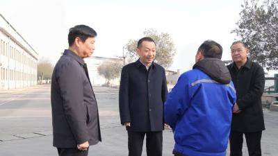 陈栋大年初一走访重点企业慰问一线工人 