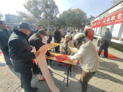 城关镇：翰墨迎马年 送福敬老兵